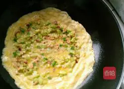 Illustration of how to make seaweed, carrot, green pepper, egg and mushroom sandwich 9