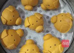Pictures of how to make piggy 🐷 steamed buns 9