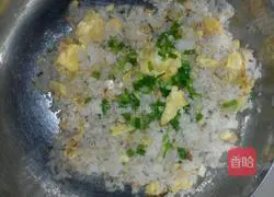 Illustration of how to make egg fried rice 10