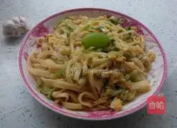 Illustration of how to make fried noodles with eggs and cabbage 13