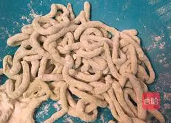 Illustration of how to make celery and beef dumplings 7