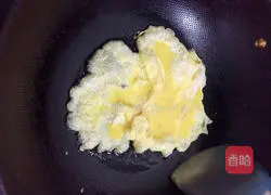 Illustration of how to make Yuqian egg fried rice 5