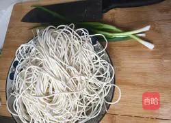 Illustration of how to make noodles with scallion oil 1