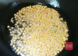 Illustration of how to make green bean sprouts and egg fried rice 10