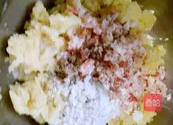 Fried potatoes and shrimps Illustration of how to make cakes 10