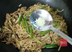 Illustration of how to make mushroom fried noodles 8