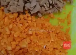 Illustration of how to make carrot and egg fried rice 2