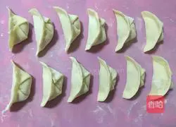Illustration of how to make cabbage and pork dumplings 9