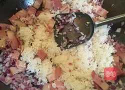 Illustration of how to make bacon and egg fried rice 8