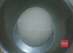 Round buns...Illustration of how to make fennel meat filling 3