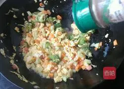 Illustration of how to make colorful egg fried rice 9