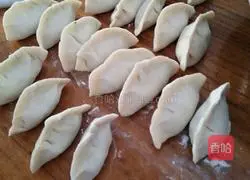 Illustration of how to make leek, vermicelli, egg and lean meat dumplings 6