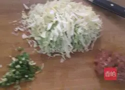 Illustration of how to make fried noodles with cabbage and shredded pork 3
