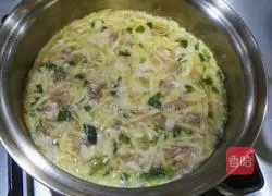 Illustration of how to make shredded potato, meat and egg pancakes 4