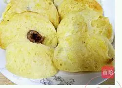 Illustration of how to make egg steamed bun slices with less oil 5