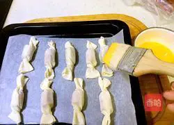 Illustration of how to make grilled sausages in wonton skins 6
