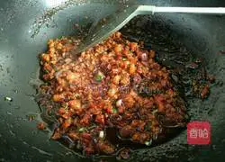 Illustration of how to make meat sauce fried rice 12