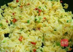 Illustration of how to make green onion and egg fried rice 6