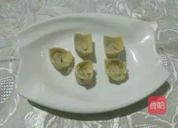 Illustration of how to wrap wontons 4