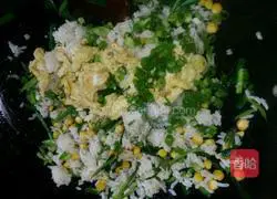 Illustration of how to make mixed vegetable and egg fried rice 12