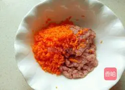 Illustration of how to make carrot and fungus lean meat dumplings 3