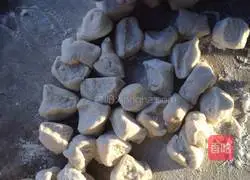 Illustration of how to make dumplings stuffed with chives and pork 1