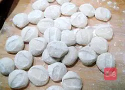 Illustration of how to make three fresh dumplings 4