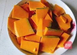 Illustration of how to make pumpkin milk steamed buns 1