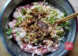 Illustration of how to make scallion and pork pie 2