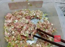 Illustration of how to make goldfish dumplings 1