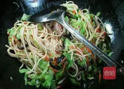 Illustration of making fried noodles with soy sauce 7