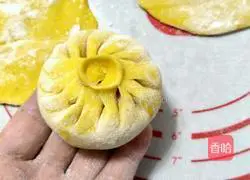 Illustration of how to make pumpkin buns 11 