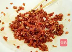 Illustration of how to make green radish and meat buns stuffing 3