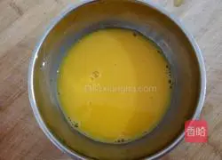 Illustration of how to make gold-wrapped silver egg fried rice 4