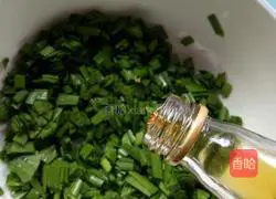 Illustration of how to make leek, egg and shrimp skin dumplings 3