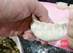 Illustration of how to make leek and shrimp dumplings 21