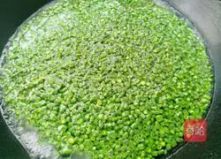 Illustration of how to make pork and cowpea filling dumplings 10