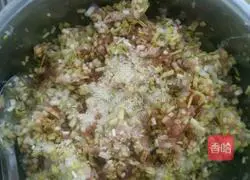 Illustration of how to make yellow garlic sprouts (chive yellow) and meat dumplings (home-style steamed dumplings) 3