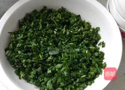 Illustration of how to make leek, egg and meat dumplings 4