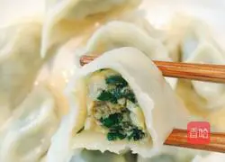 Illustration of how to make leek, egg skin and meat dumplings 11