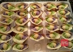 Illustration of how to make colorful Yuanbao wontons 10 