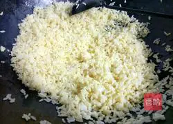Illustration of how to make seaweed fried rice 6