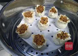 Illustration of how to make minced pork, ham and siu mai 16