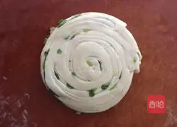 Illustration of how to make scallion pancakes 10