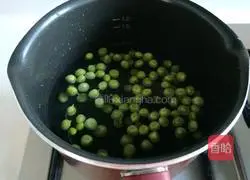 Xinwen Gourmet Scallop, Shrimp and Egg Fried Rice Recipe Illustration 3