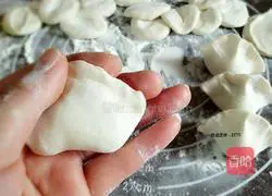 Illustration of how to make celery and fresh meat dumplings 8