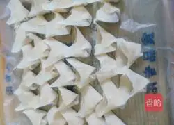 Illustration of how to make fresh meat wontons 7