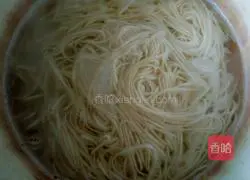 Illustration of how to make cabbage, egg, persimmon and noodle marinade 8