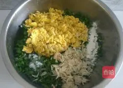 Two mixed with bread...Illustration of how to make leek, egg and shrimp skin filling 4