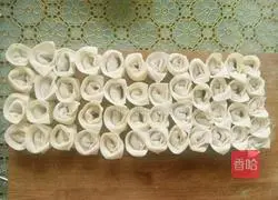 Illustration of how to make pork and mushroom wontons 5